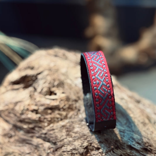 Ādas aproce ar LATVISKU ORNAMENTA LENTU