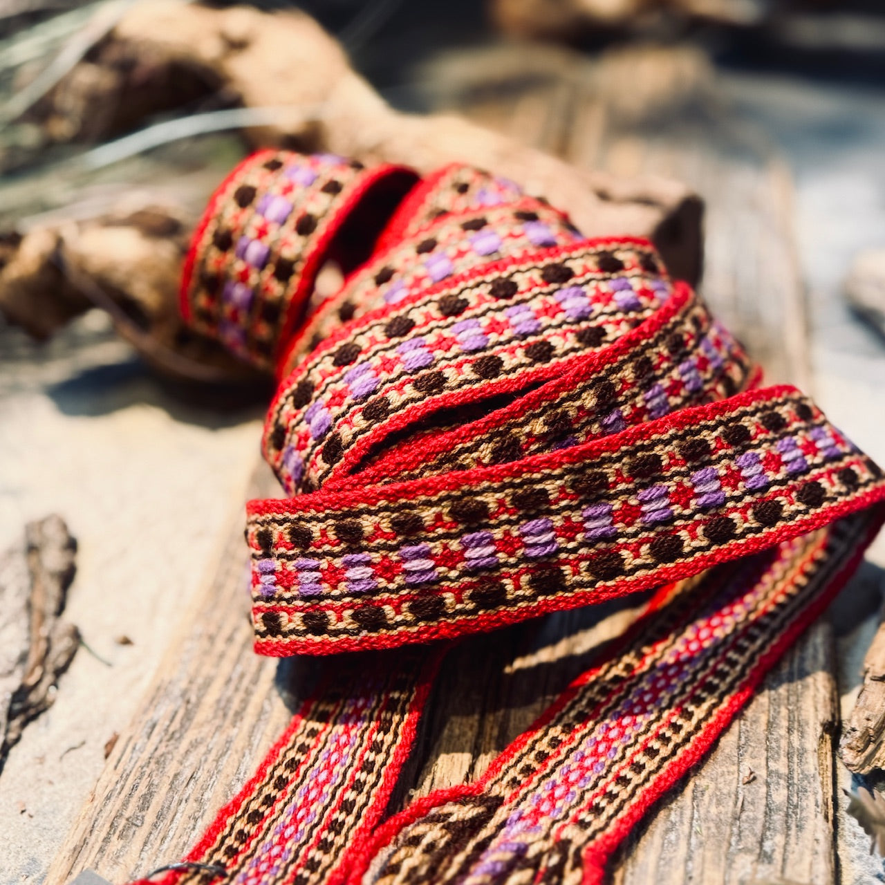 Austa tautiska josta SARKAŅI