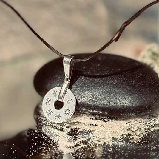 Sudraba kulons ar SEPTIŅDIENU baltu zīmēm.