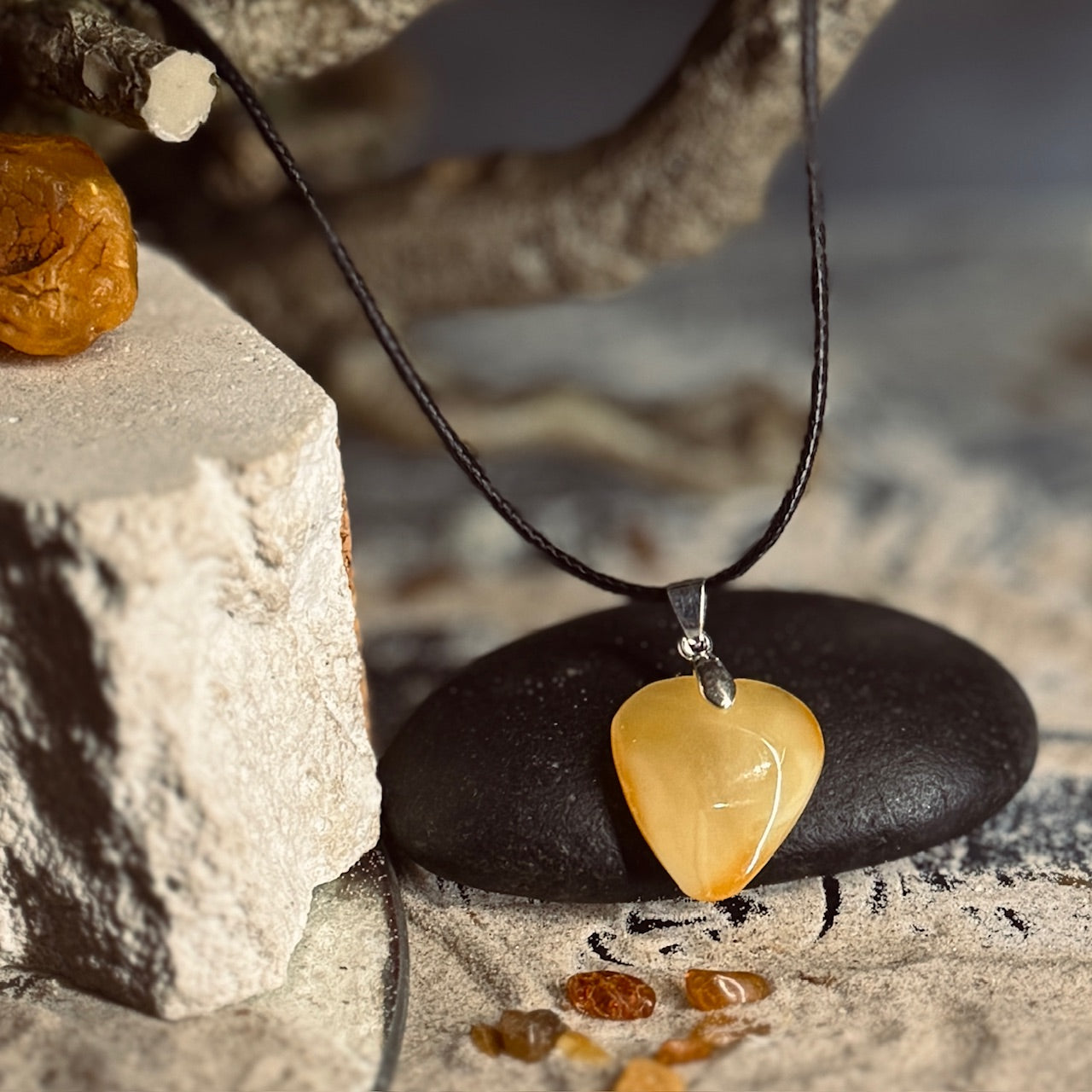 Melna aukliņa ar dzintara kulonu DZINTARA SIRDS