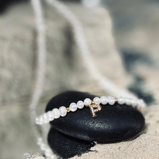 Pērļu kaklarotas ar APZELTĪTU INICIĀLI