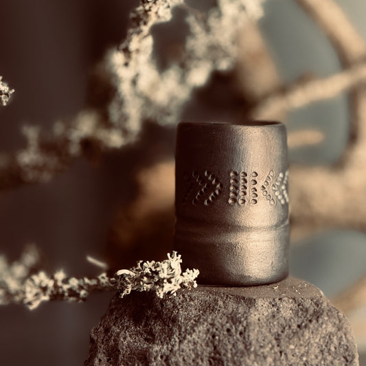 Melnās keramikas šota glāzes LATVIEŠU SPĒKA ZĪMES