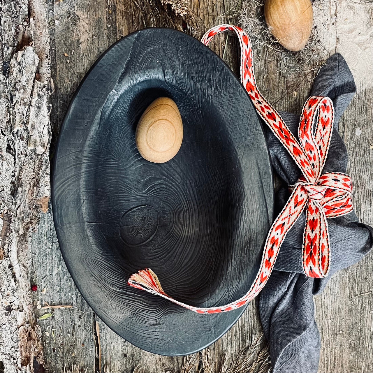 Melnās keramikas bļodas LAIVA ar koka tekstūru