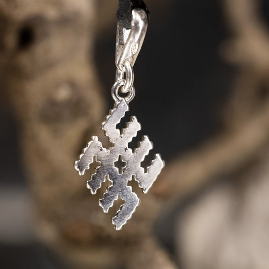 Sudraba kuloni, latviešu spēka zīme ŪSIŅŠ