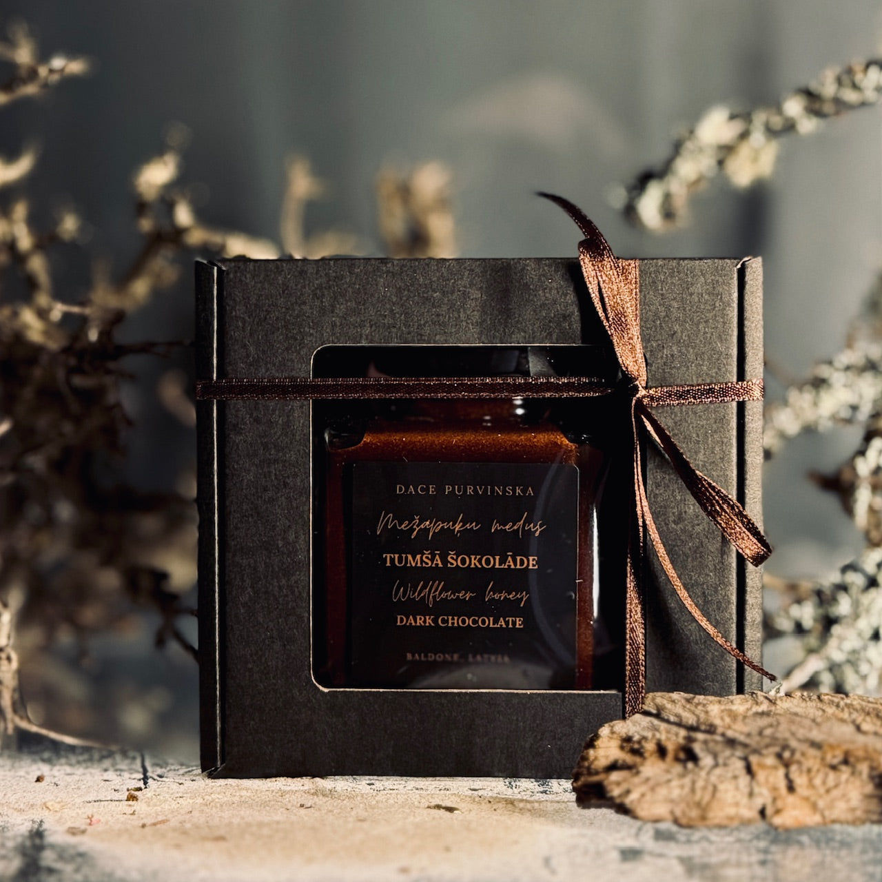 Mežapuķu putots mnedus TUMŠĀ ŠOKOLĀDE