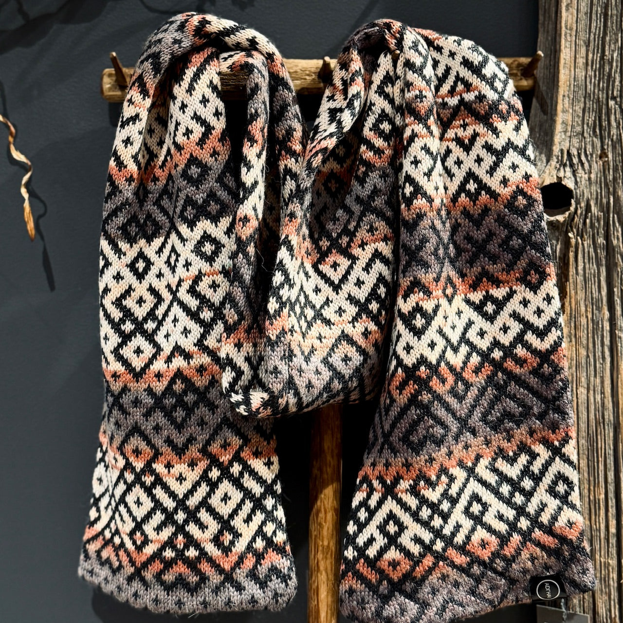 Adītas šalles RAKSTU RAKSTOS ar atvērtiem galiem