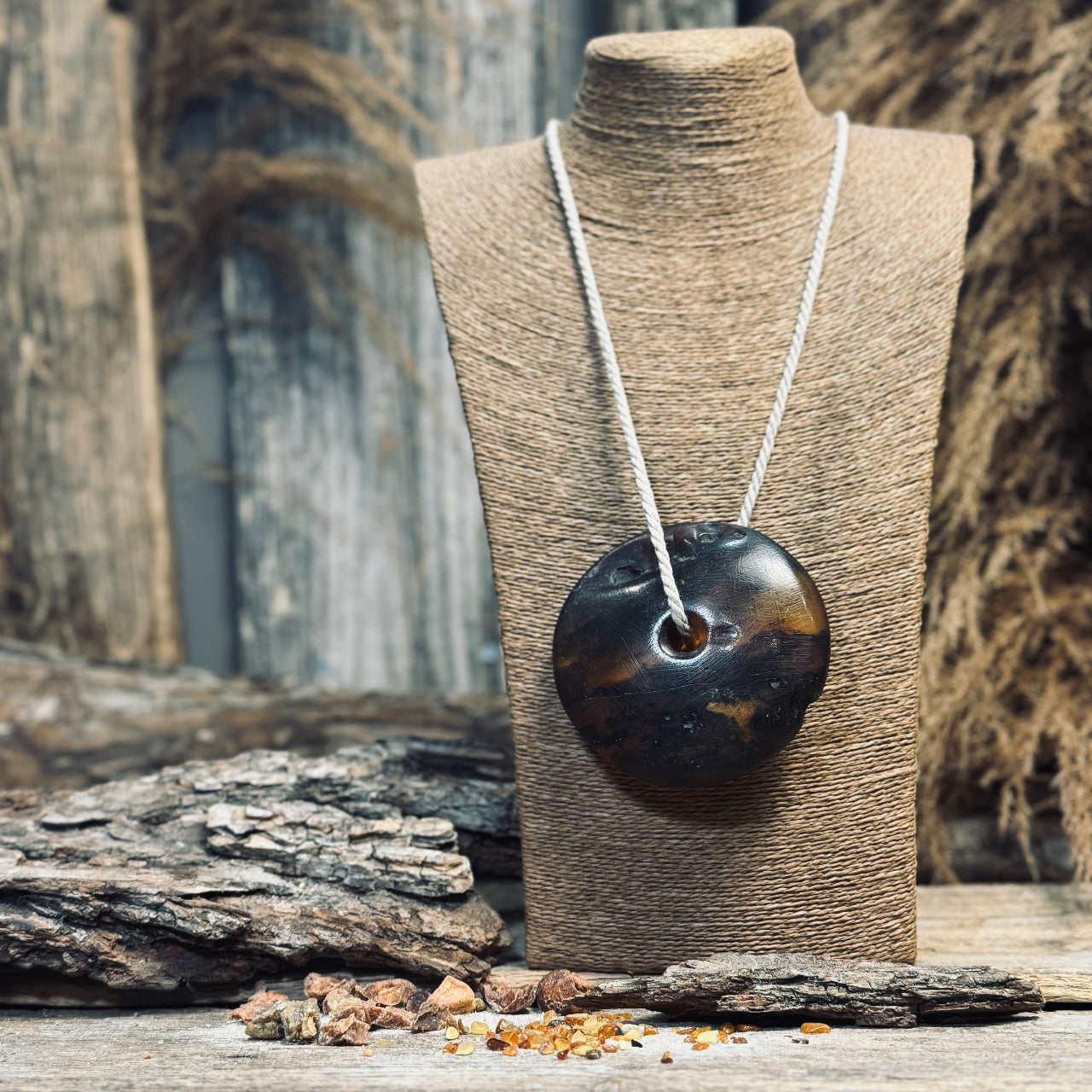 Dzintara kulons DISKS lina auklā