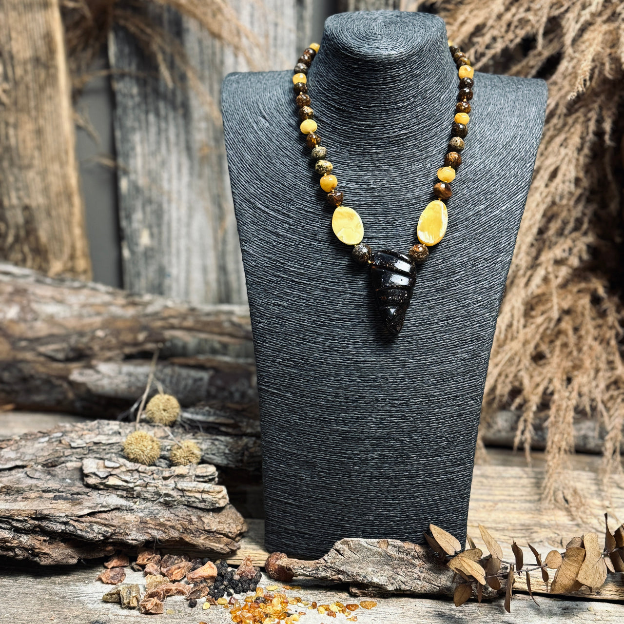 Pulēta dzintara krelles