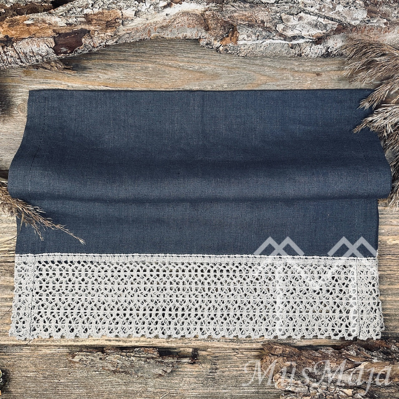 Lina galda celiņš "ASFALTS" ar šūnas mežģīni