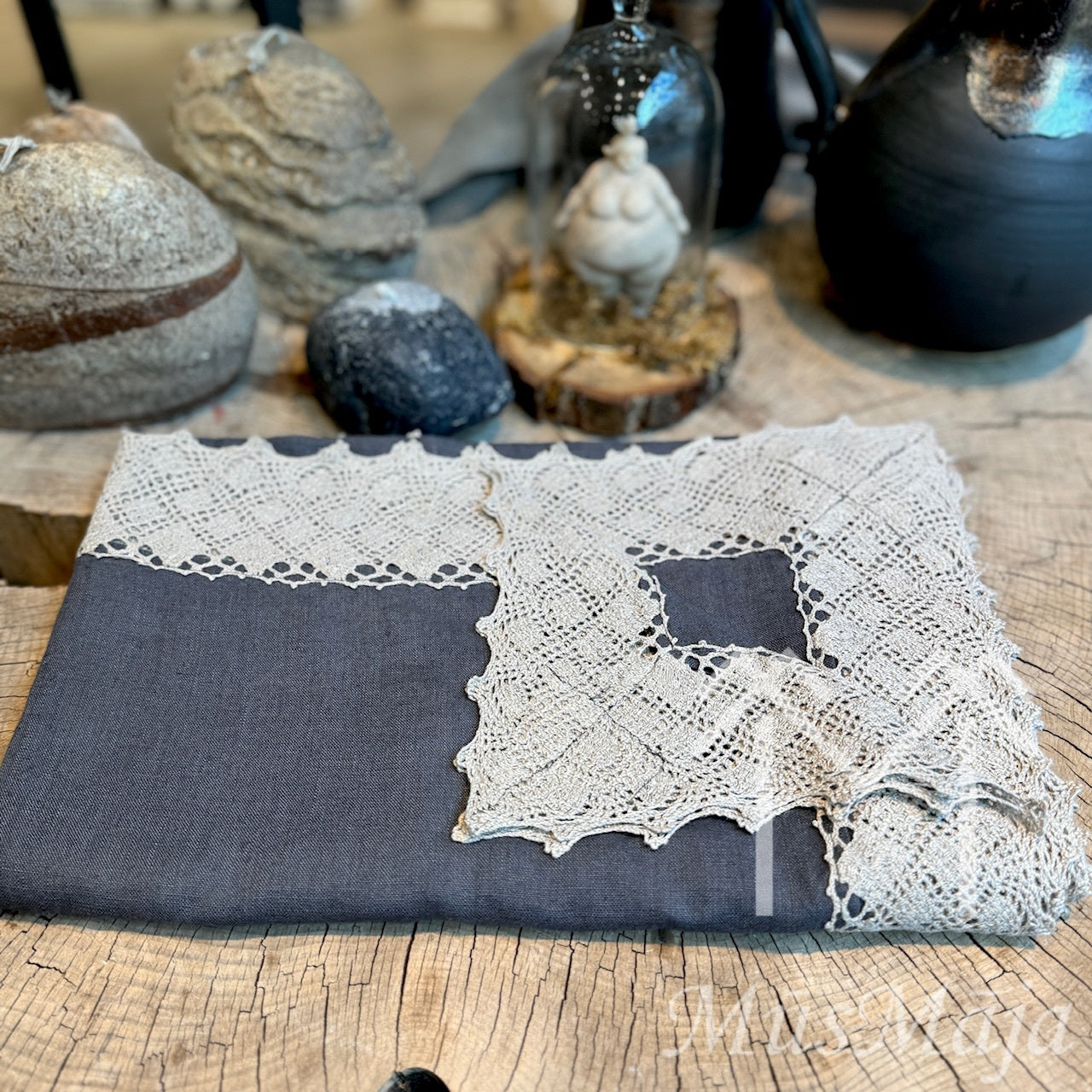 Lina galdauts "ASFALTS" ar retro mežģīni