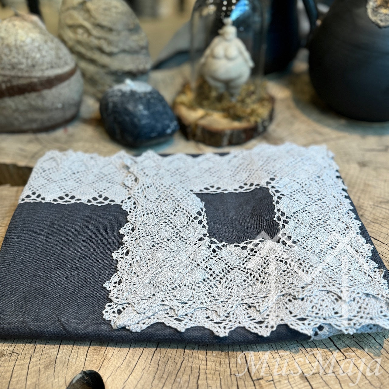 Lina galdauts "ASFALTS" ar retro mežģīni