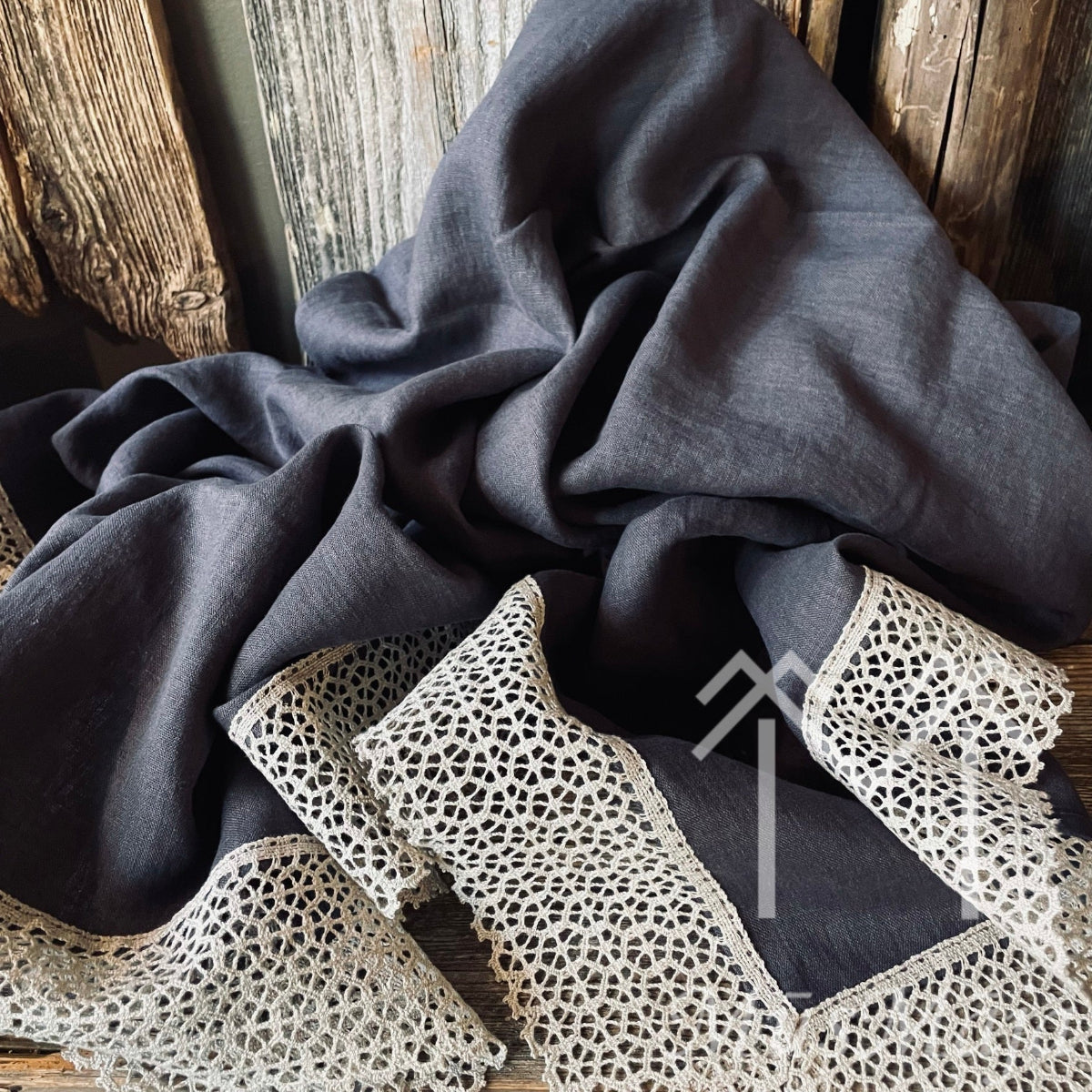 Lina galdauts "BAKLAŽĀNS" ar šūnas mežģīni