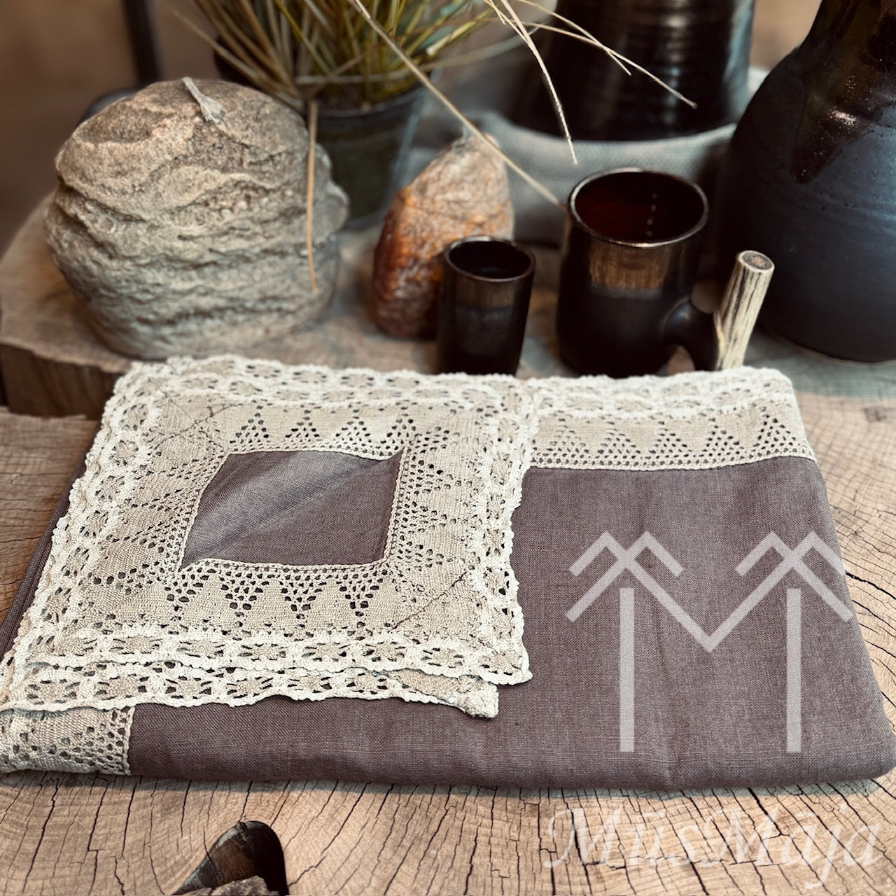 Lina galdauts "BRŪNAIS MĀLS" ar mežģīni "ROMANTIKA"