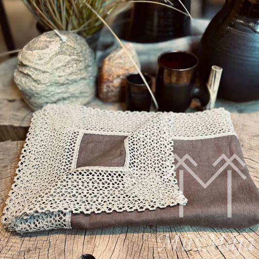 Lina galdauts "BRŪNAIS MĀLS" ar šūnas mežģīni