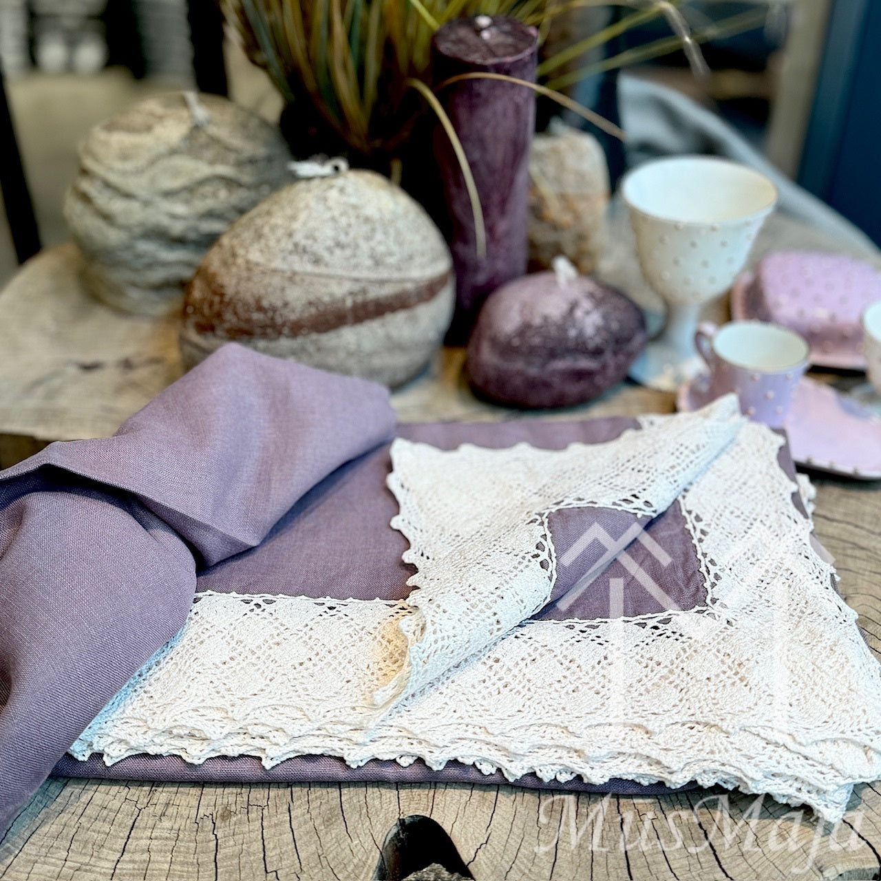 Lina galdauts "CERIŅI" ar retro mežģīni