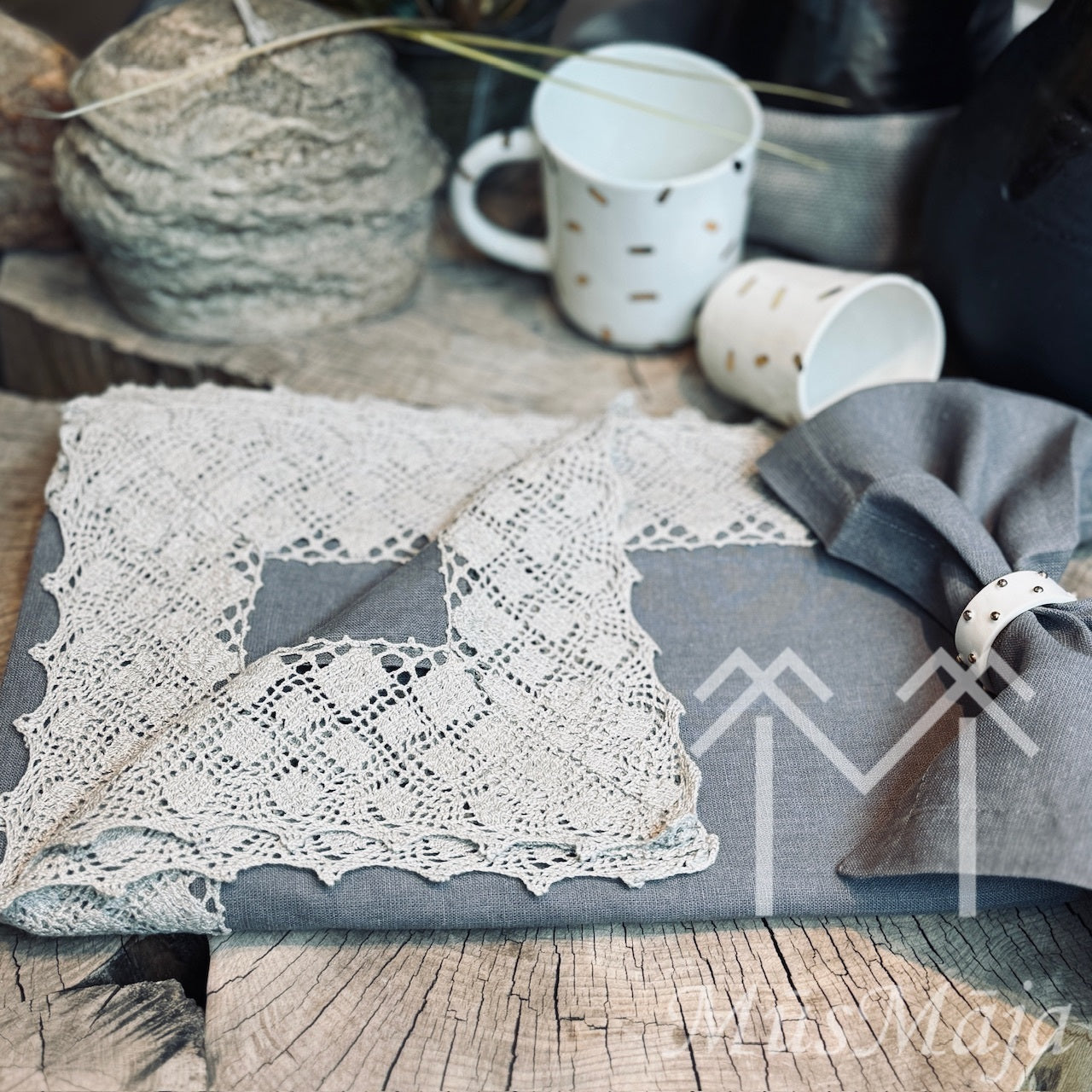 Lina galdauts "PELNU MĀJA" ar retro mežģīni