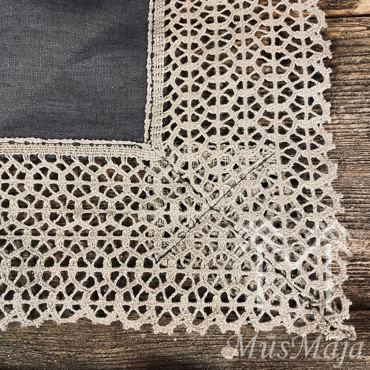 Lina galdauts "PELNU MĀJA" ar šūnas mežģīni