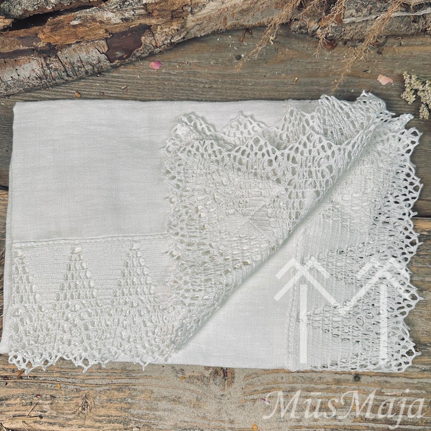 Lina galdauts "PIENEŅPŪKA" ar retro mežģīni