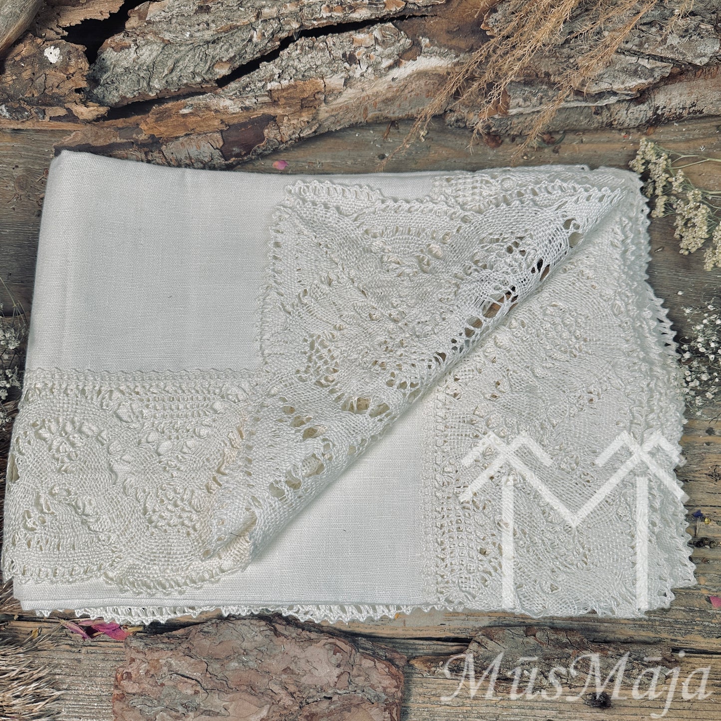 Lina galdauts "PIENEŅPŪKA" ar retro mežģīni