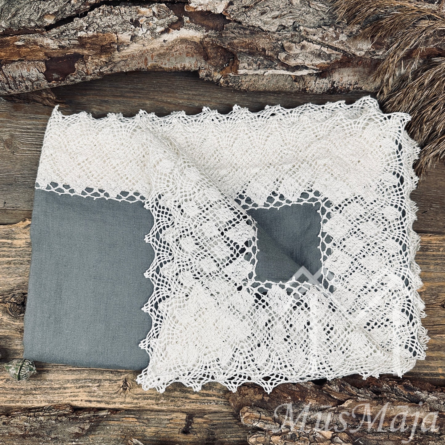 Lina galdauts "SUDRABEGLE" ar retro mežģīni