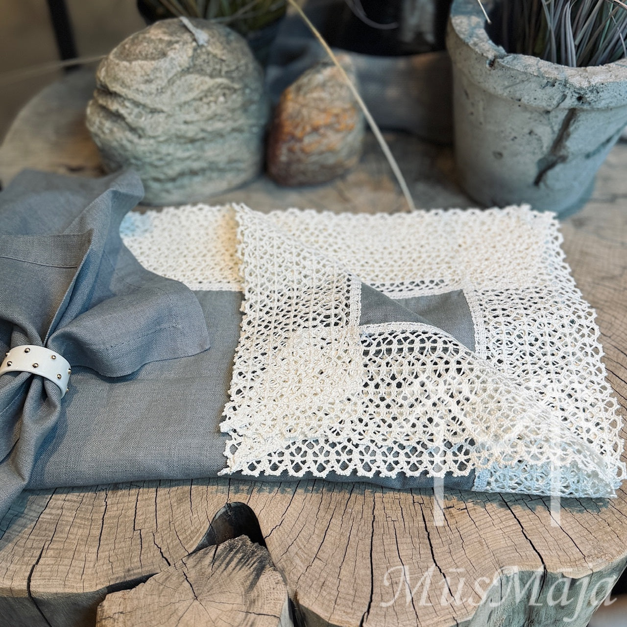 Lina galdauts "SUDRABEGLE" ar šūnas mežģīni