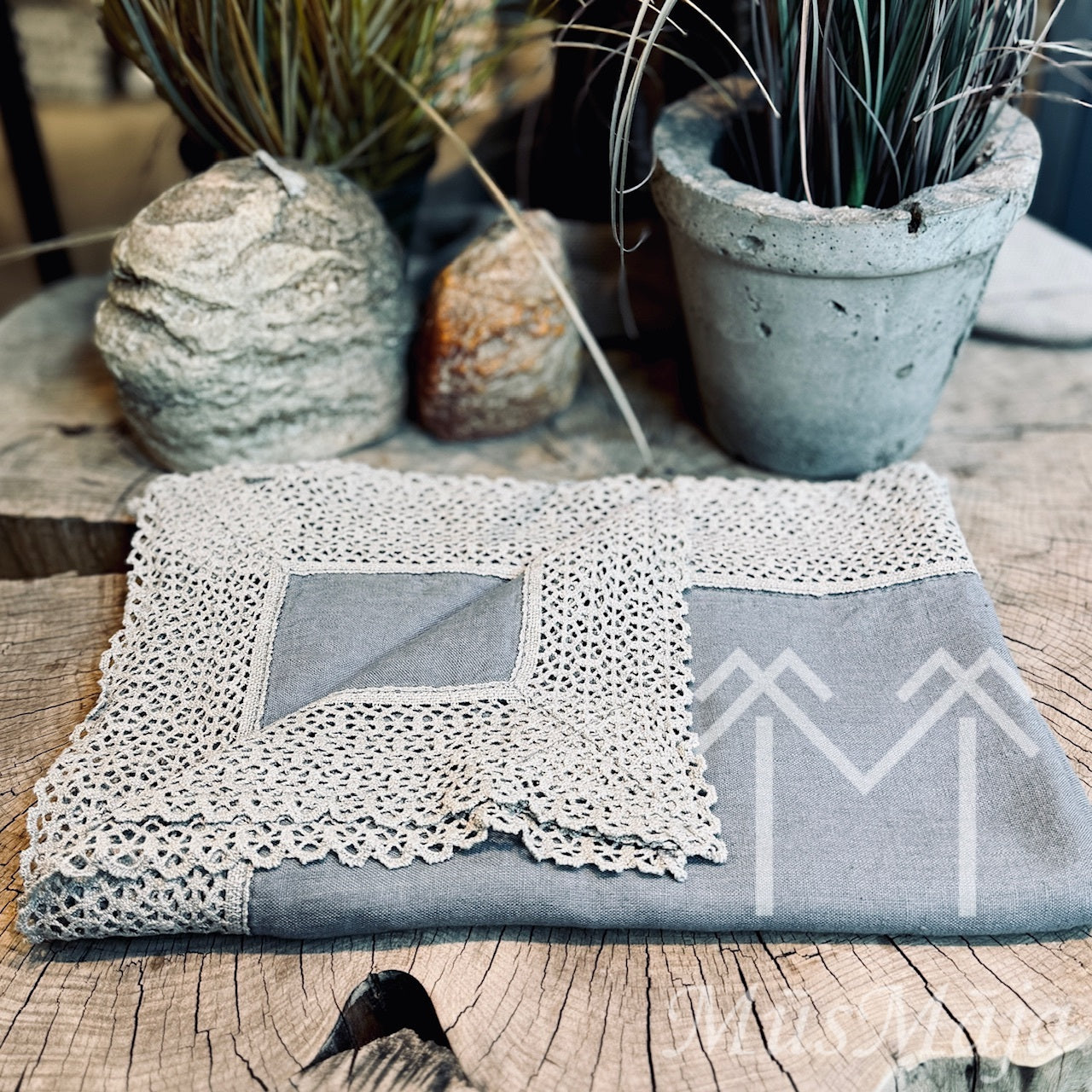 Lina galdauts "SUDRABEGLE" ar šūnas mežģīni