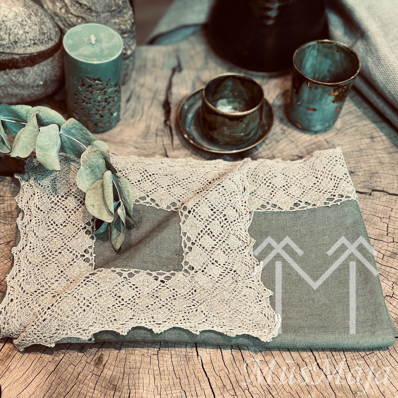 Lina galdauts "VASARA" ar retro lina mežģīni