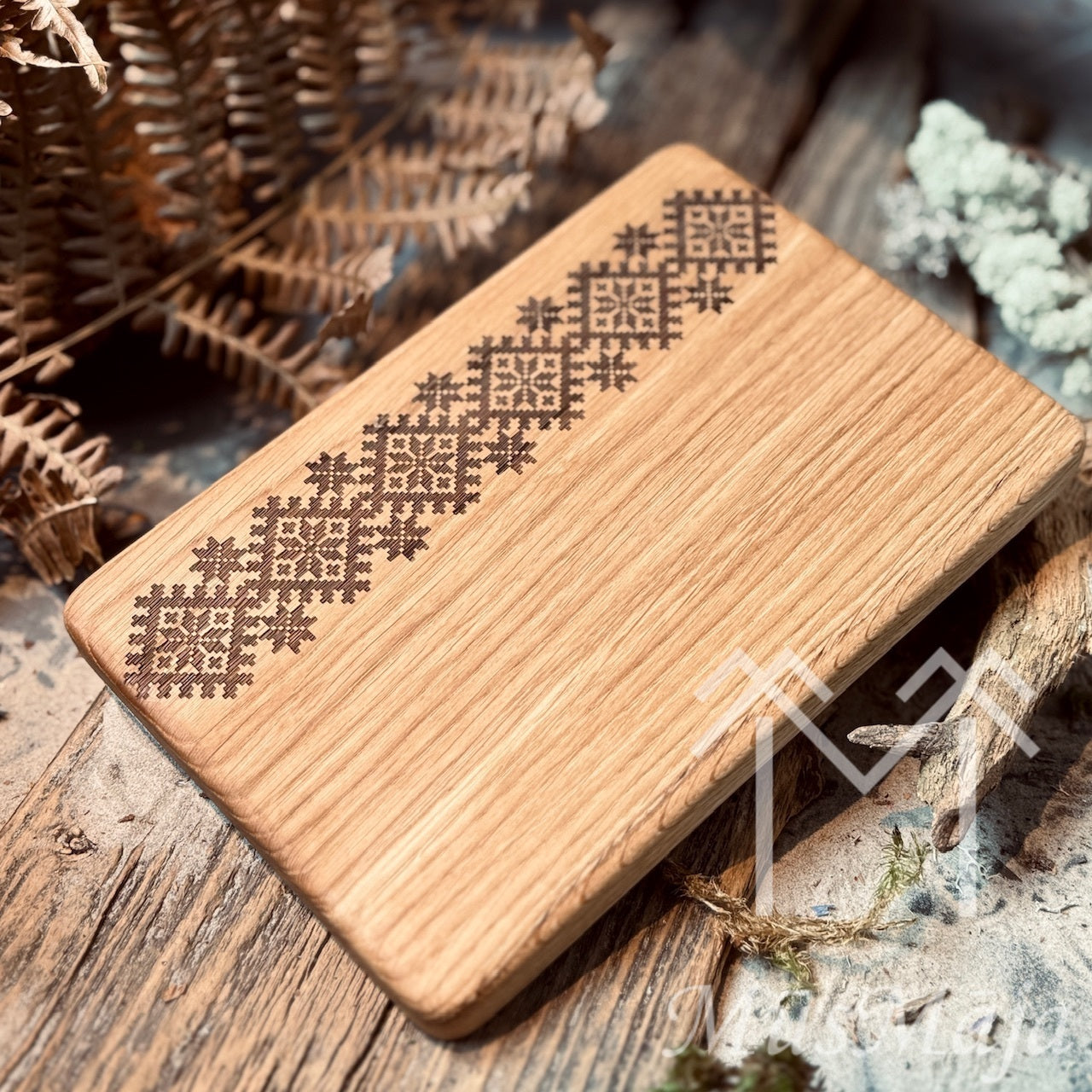 Ozolkoka virtuves gaļas dēlis "AUSEKLĪTIS", platais ornaments