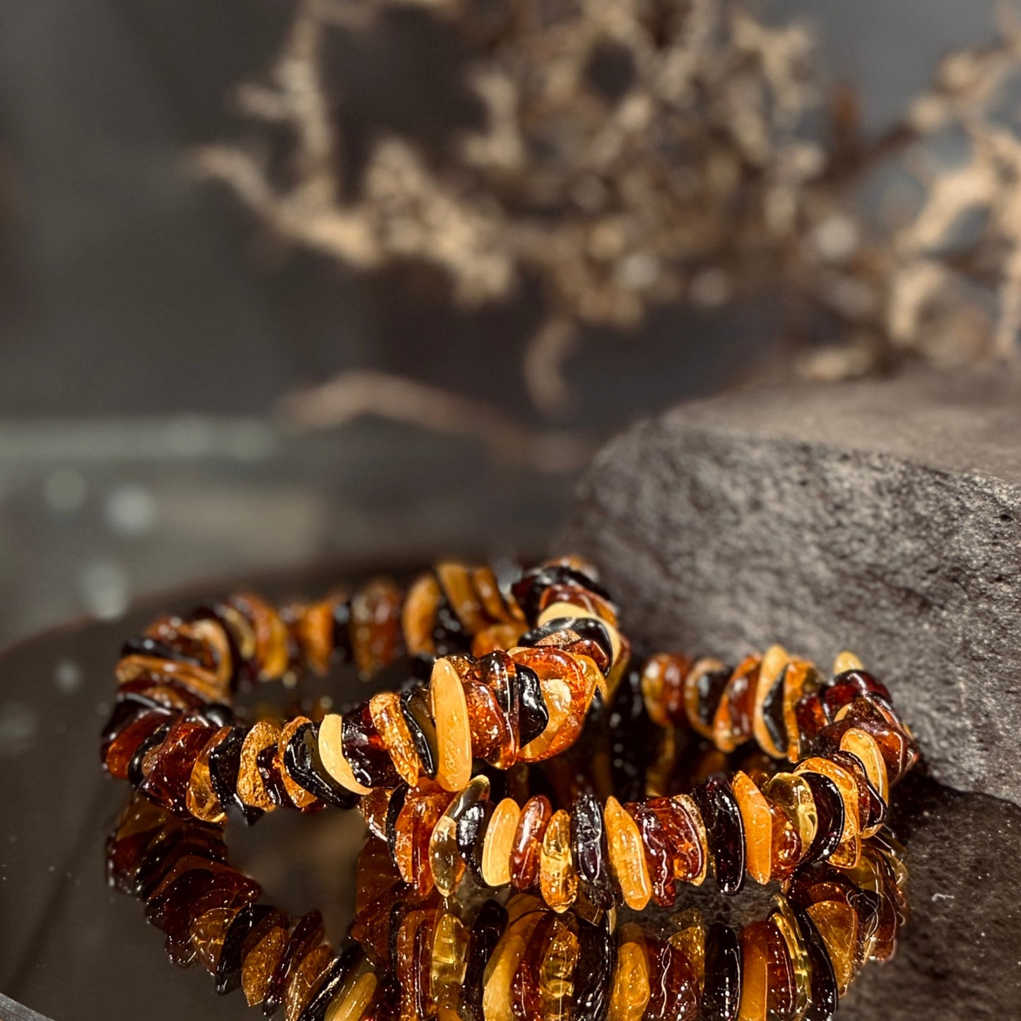 Elastīgas dzintara aproces