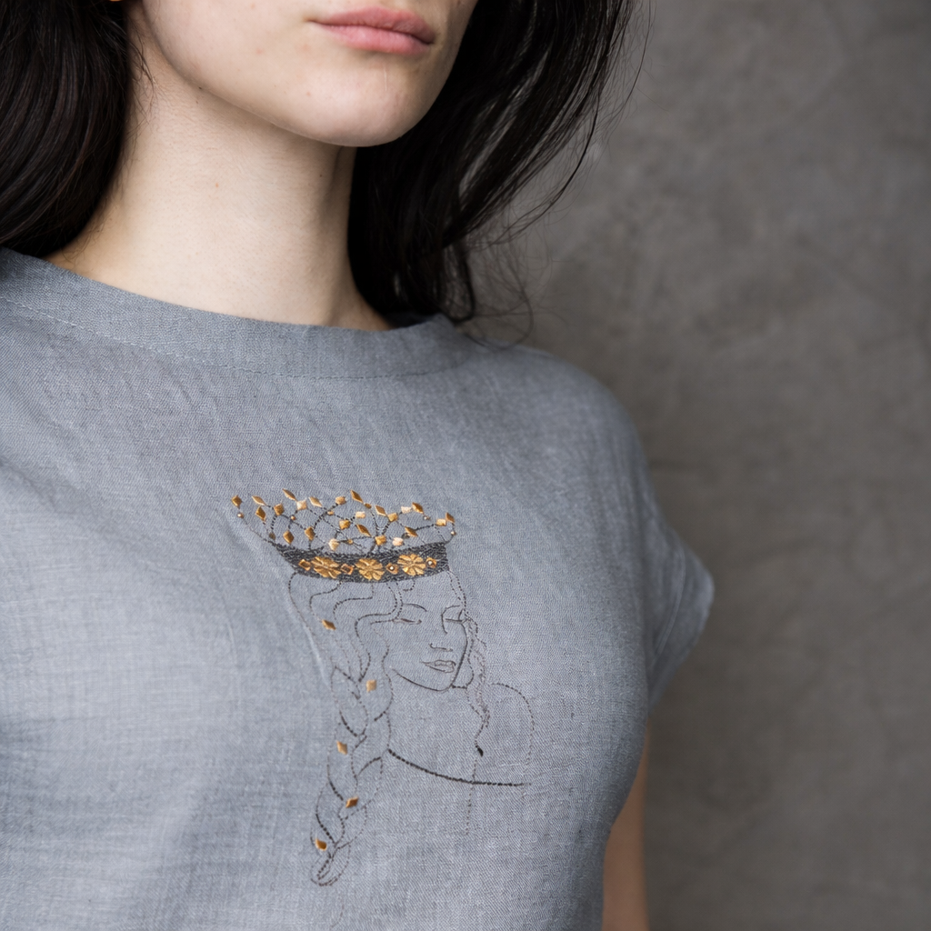 Lina blūzīte DŪMAKA ar izšūtu DZINTARA KRONI