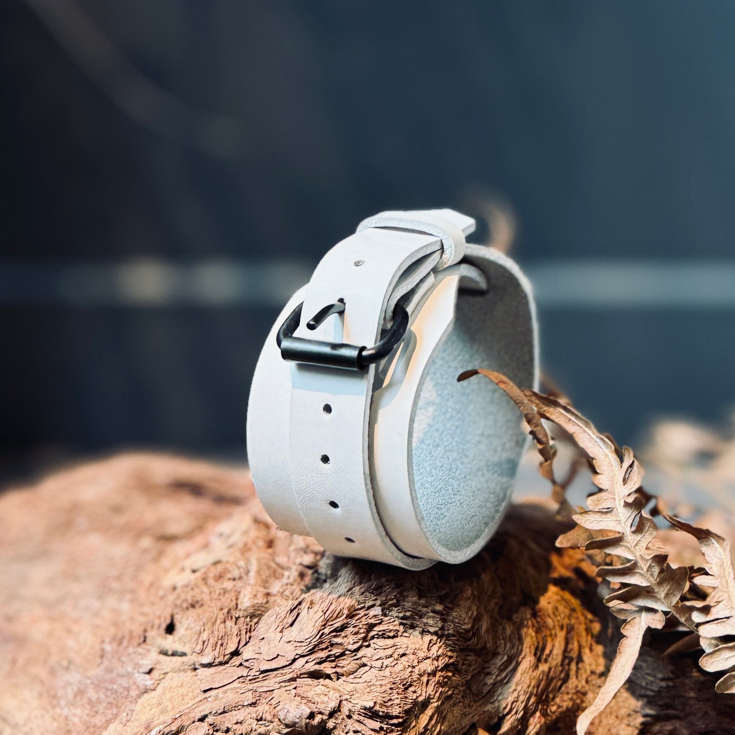 Ādas aproce ar APAĻU METĀLA AIZDARI