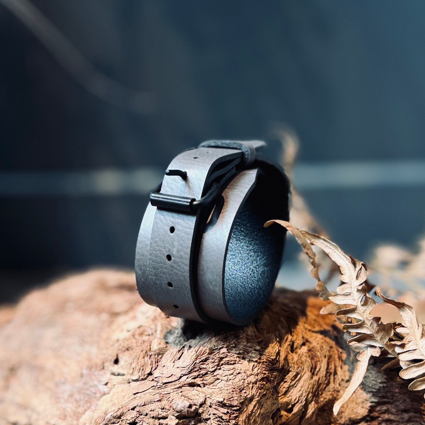 Ādas aproce ar APAĻU METĀLA AIZDARI