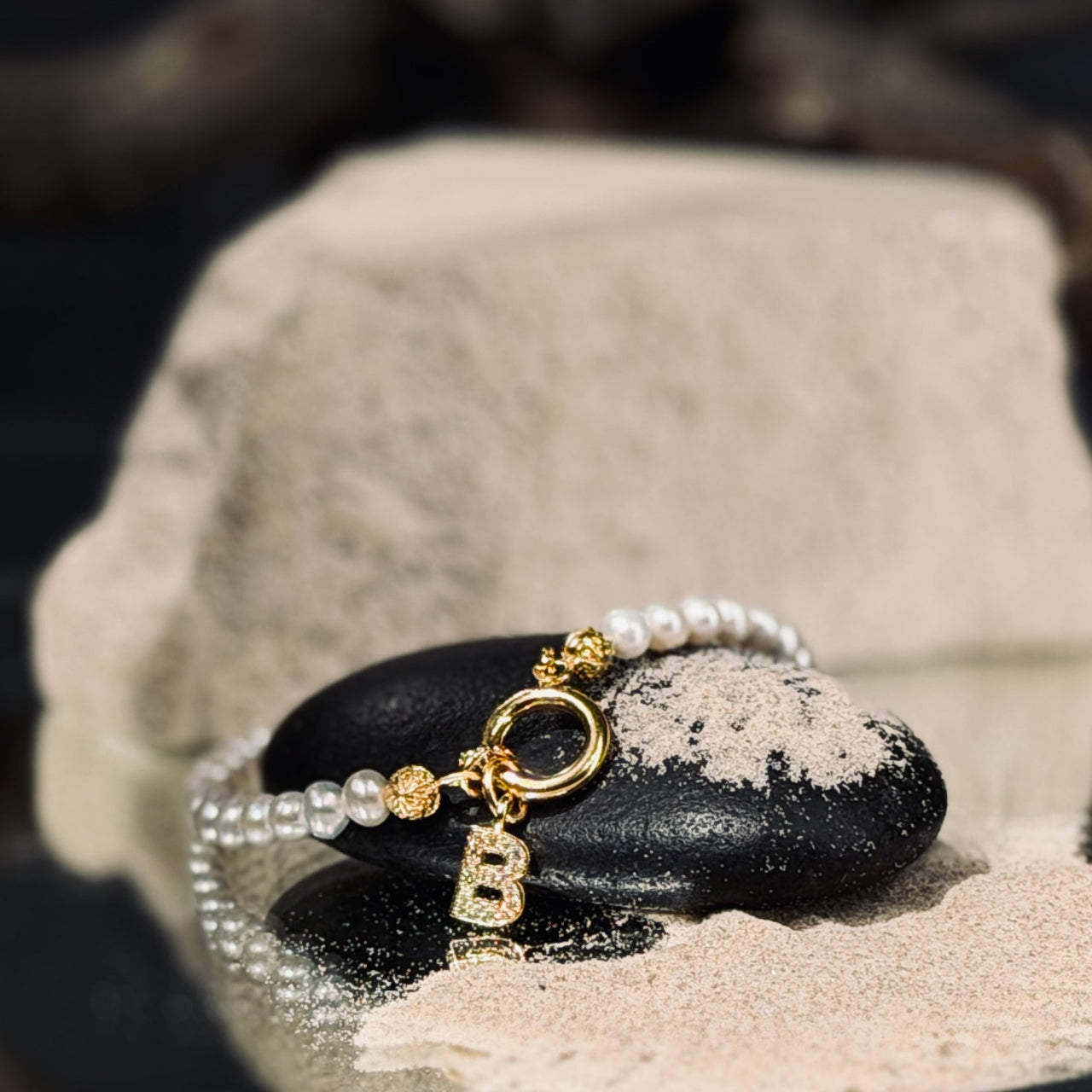 Balto pērļu rokassprādzes ar APZELTĪTU INICIĀLI