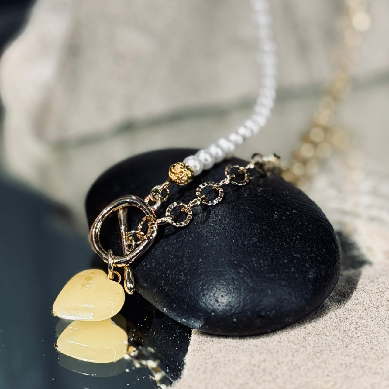 Asimetriska Upes Pērļu kaklarota DZINTARA SIRDS