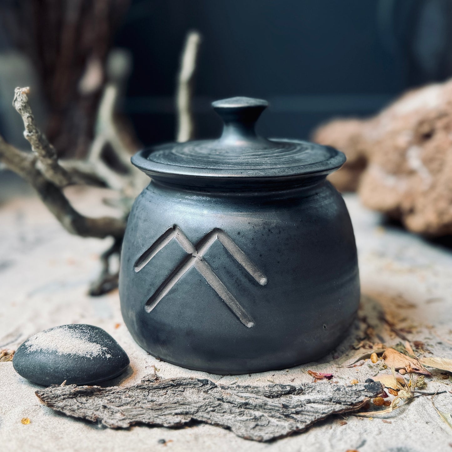 Keramikas trauki ar vākiem LATVIEŠU SPĒKA ZĪMES
