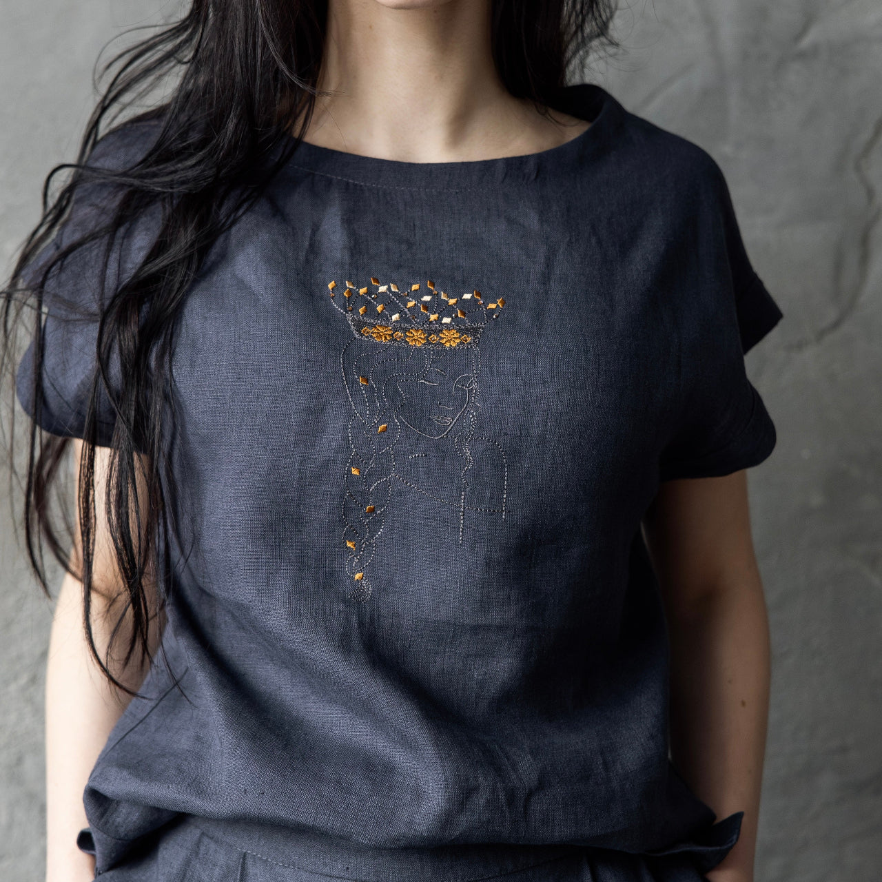 Izšūta lina blūzīte DŪMAKA