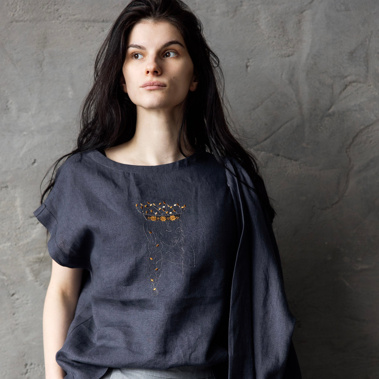 Izšūta lina blūzīte DŪMAKA