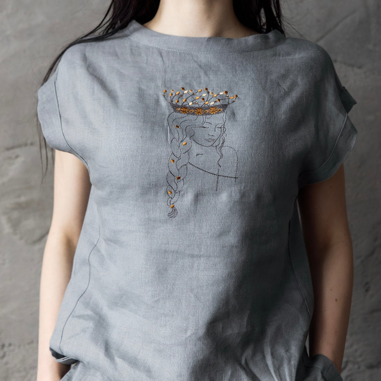 Lina blūzīte DŪMAKA ar izšūtu DZINTARA KRONI