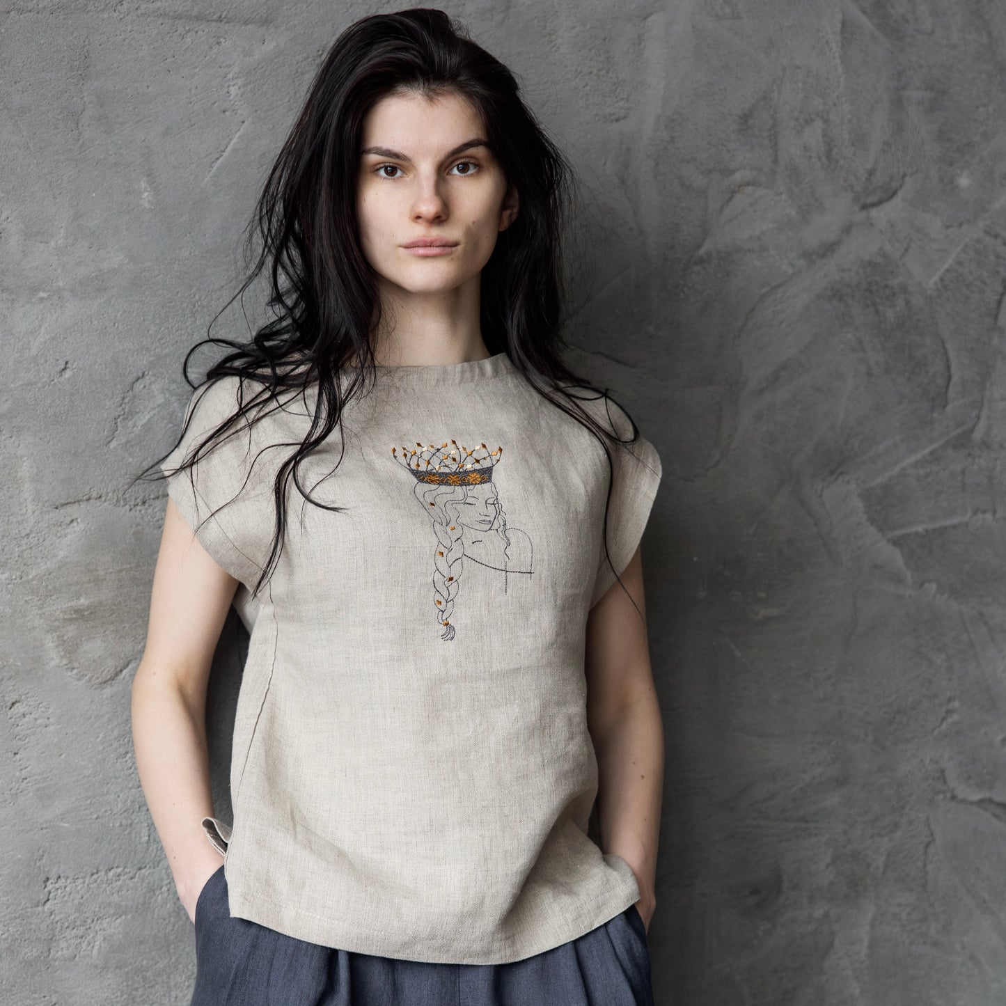 Lina blūzīte DŪMAKA ar izšūtu DZINTARA KRONI