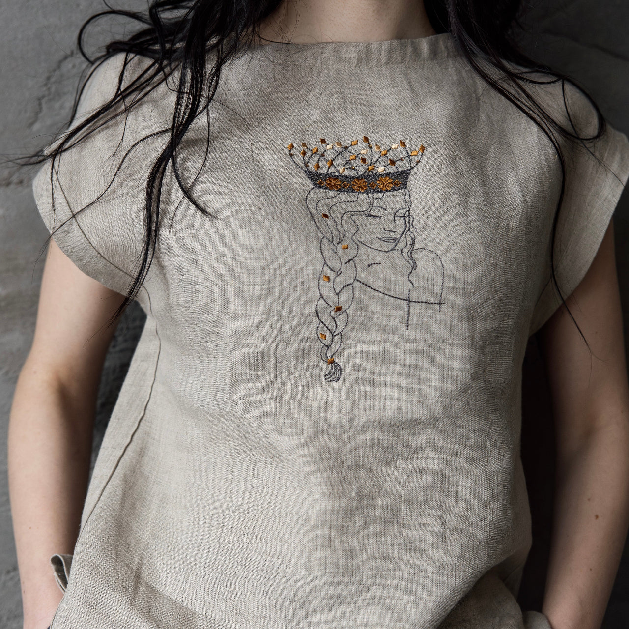 Lina blūzīte DŪMAKA ar izšūtu DZINTARA KRONI