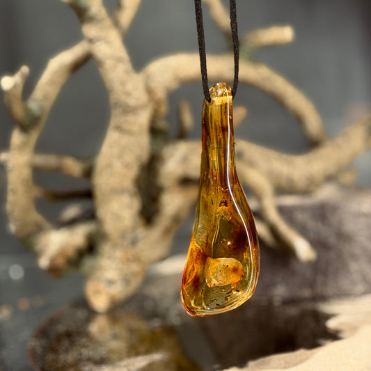 DZINTARA kuloni ādas aukliņā