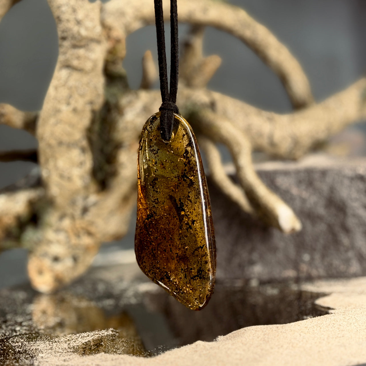 DZINTARA kuloni ādas aukliņā