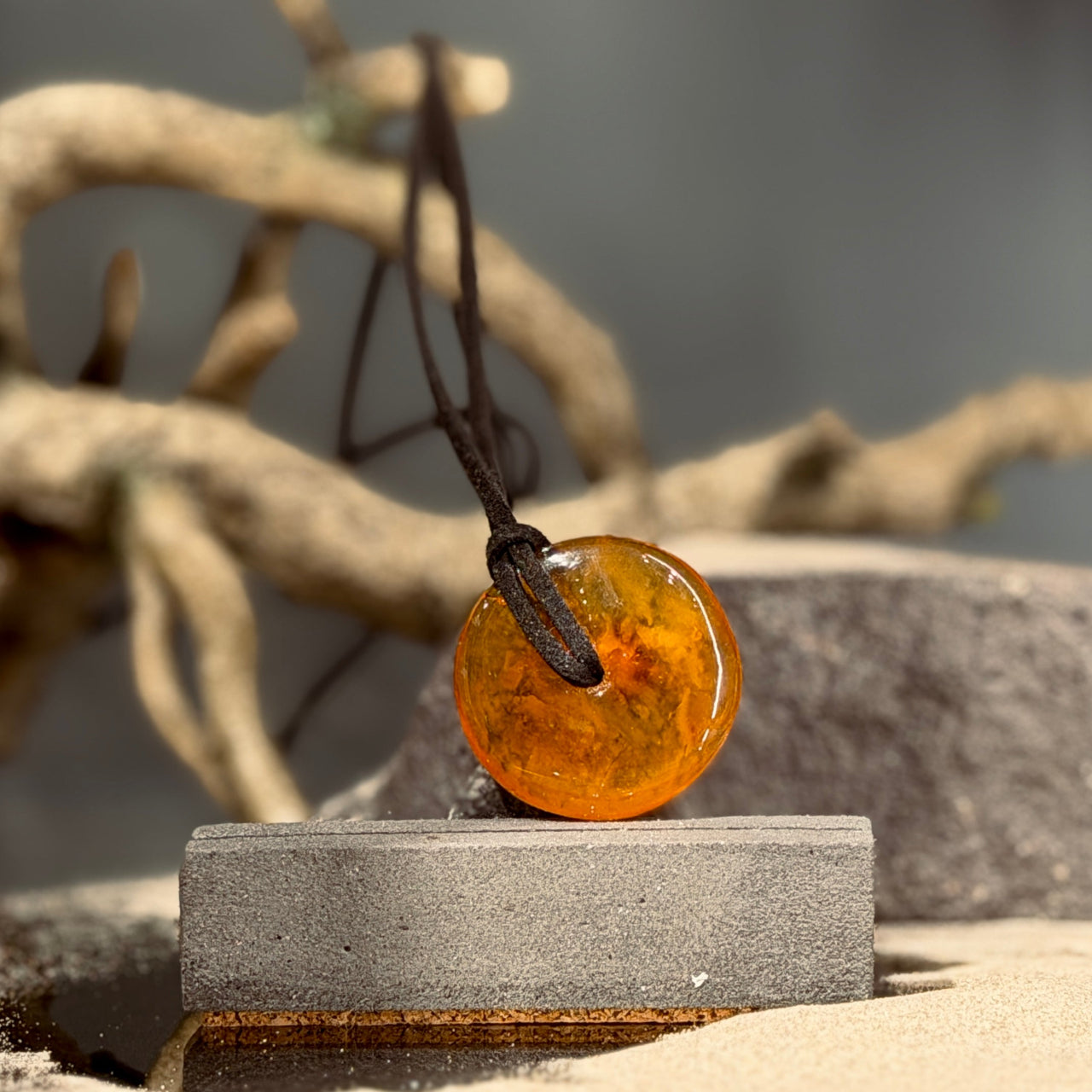 DZINTARA kuloni RITENIS ādas aukliņā