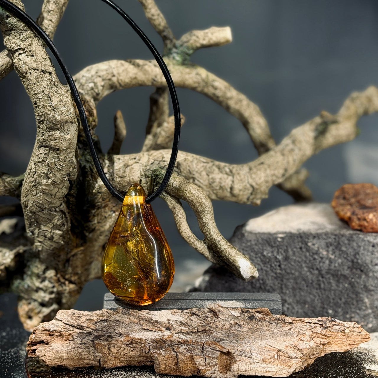 Dzintara kuloni LĀSE ar ozolkoka elementiem