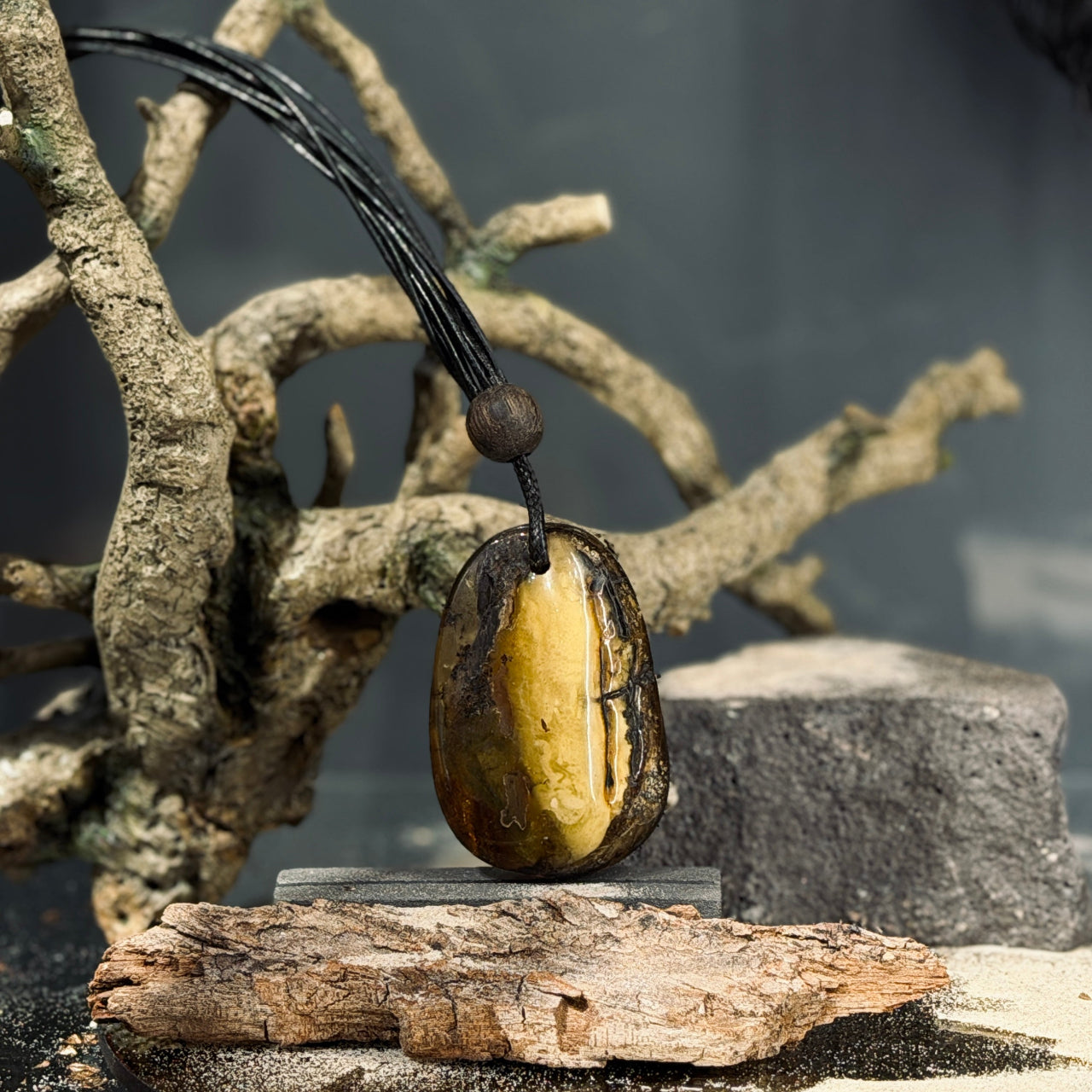 Dzintara kuloni LĀSE ar ozolkoka elementiem