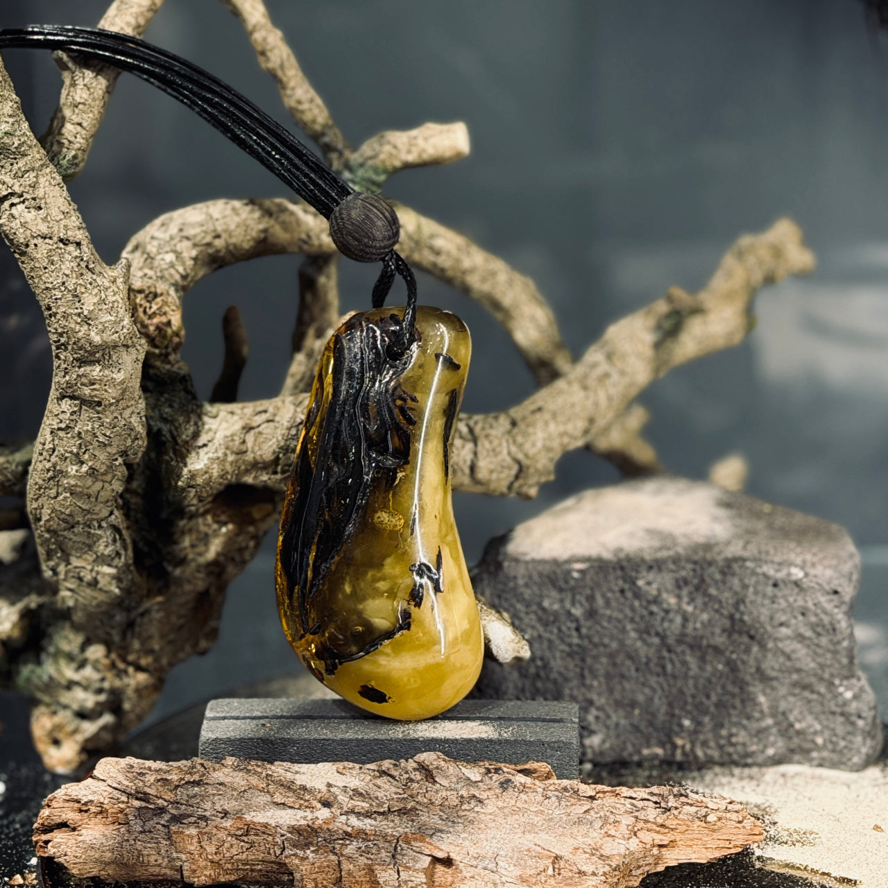 Dzintara kuloni LĀSE ar ozolkoka elementiem