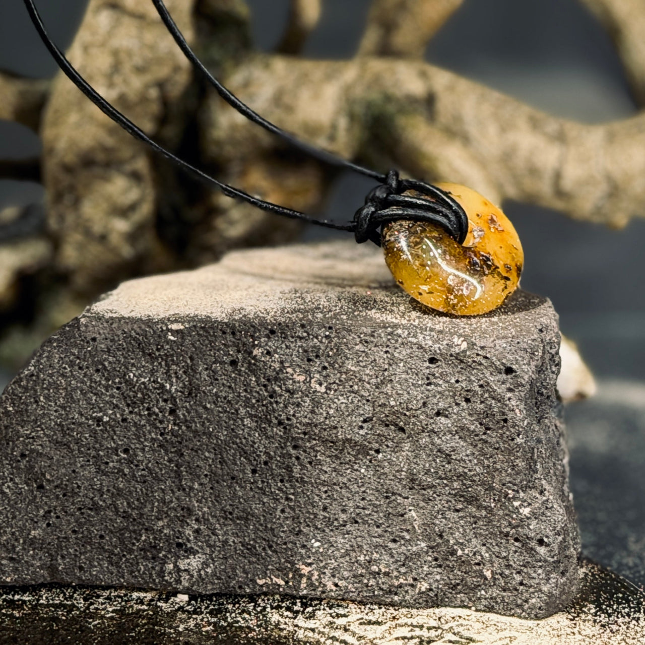 DZINTARA kuloni RITENIS ādas aukliņā