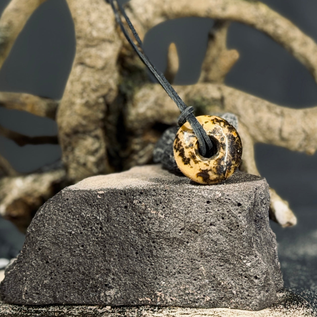 DZINTARA kuloni RITENIS ādas aukliņā