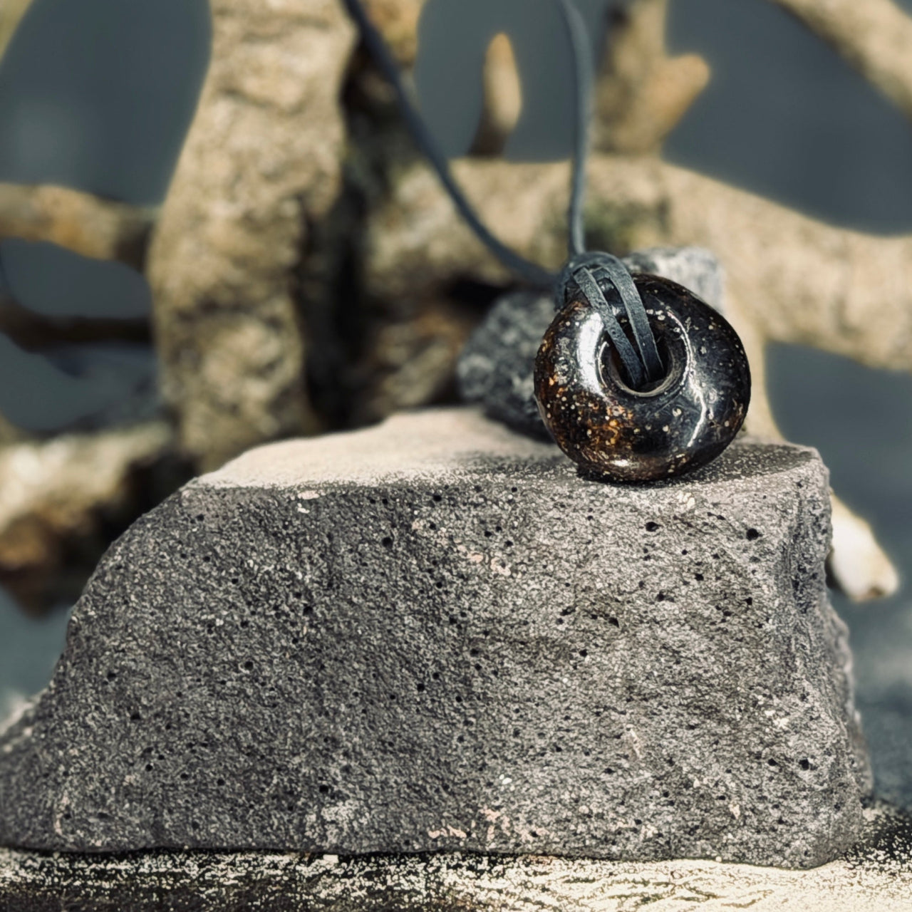 DZINTARA kuloni RITENIS ādas aukliņā