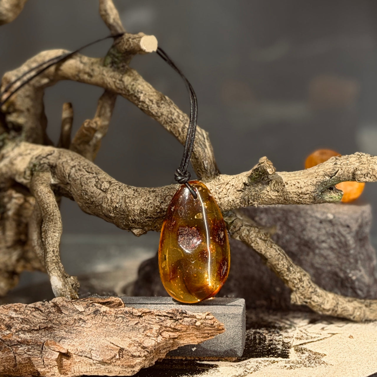 DZINTARA kuloni ādas aukliņā